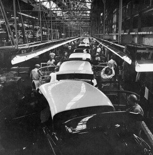 The assembly line at the Chrysler plant in Windsor / Chaînes de montage de l'usine Chrysler de Windsor